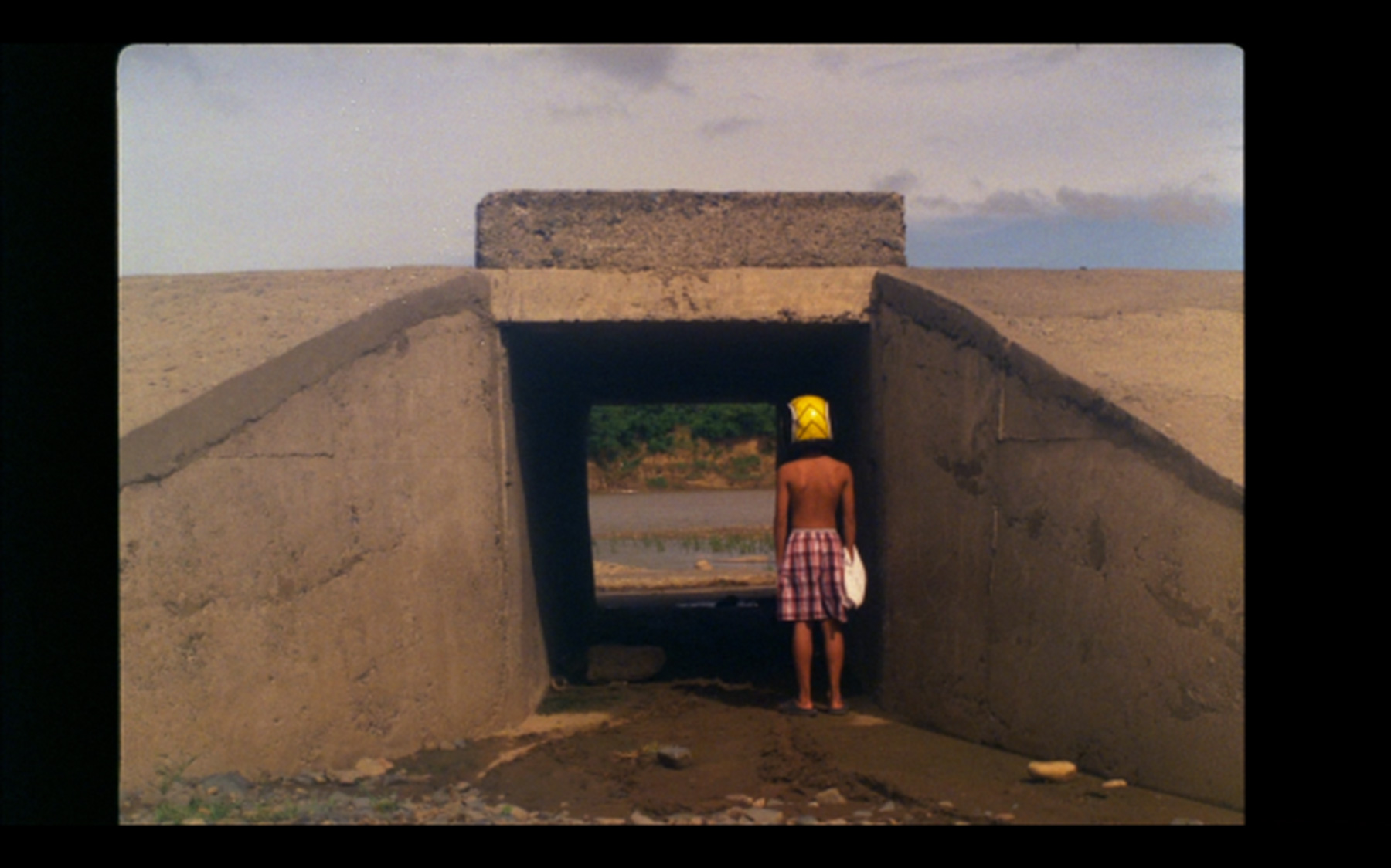 Frame do filme "Lukas The Strange" de Lukas nino